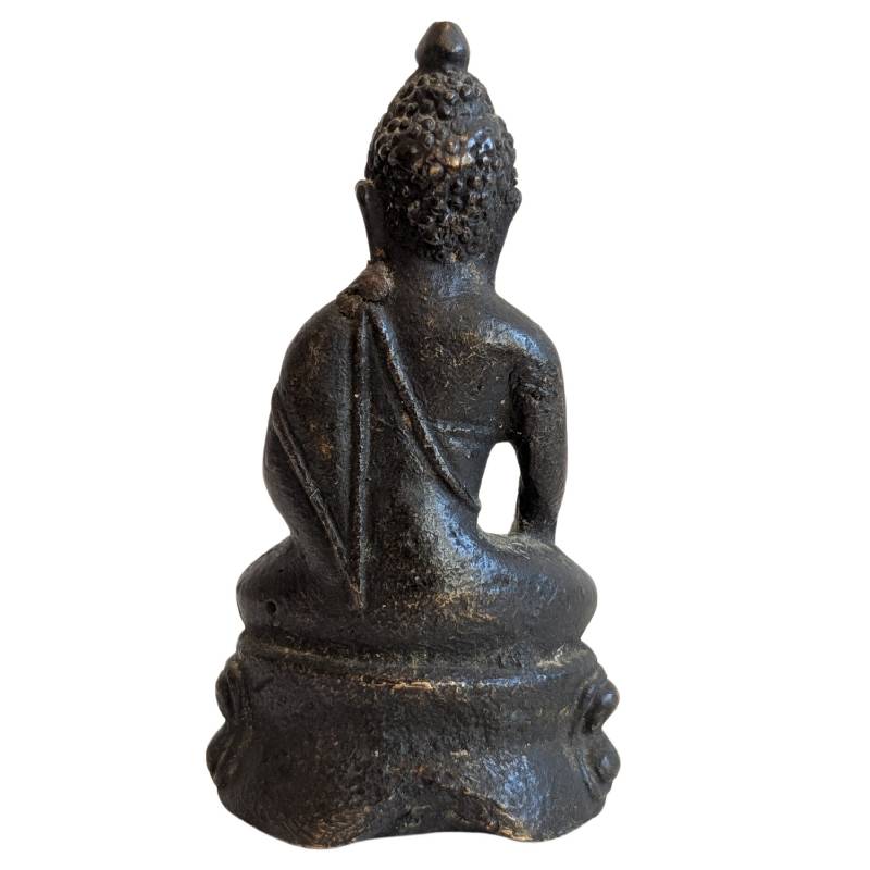 Antike Buddha-Figur aus Bronze mit dem rituellen Kalasha-Gefäß, Mahayana-Tradition, sichtbare Restvergoldung und authentische Alterspatina, Lot 148.