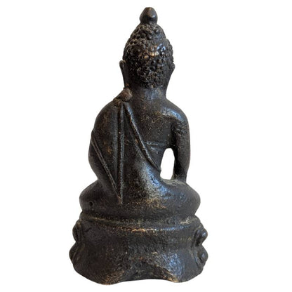 Antike Buddha-Figur aus Bronze mit dem rituellen Kalasha-Gefäß, Mahayana-Tradition, sichtbare Restvergoldung und authentische Alterspatina, Lot 148.