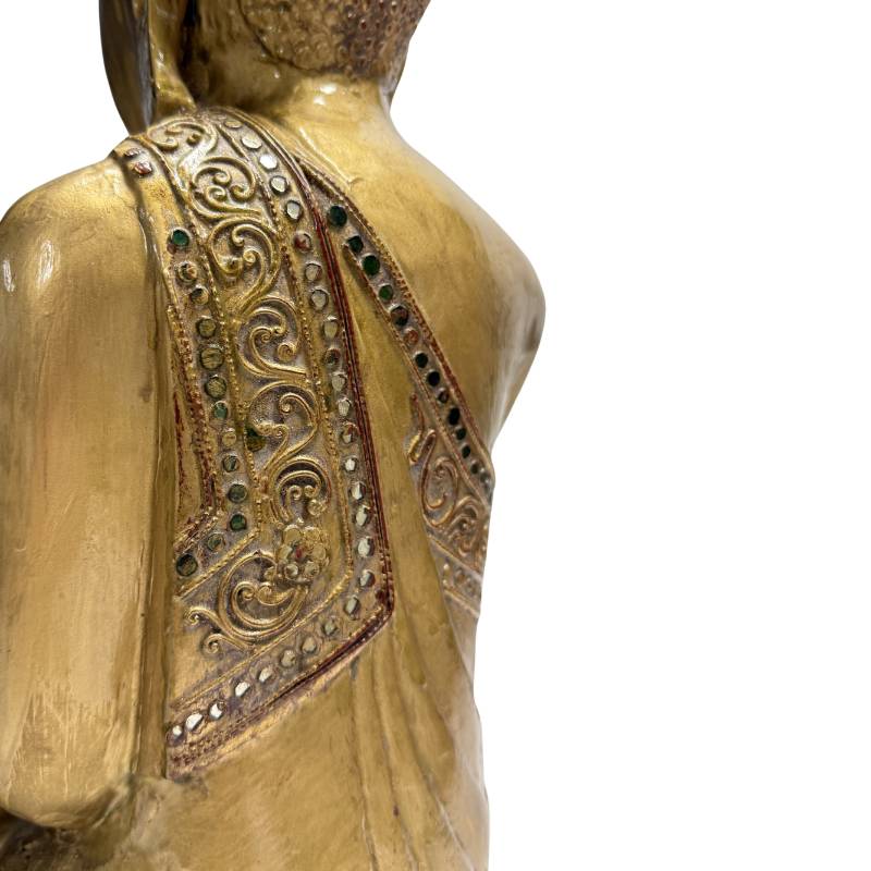 holz buddha figur mit glaseinlage und struktur im gewand
