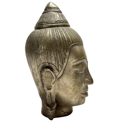 Nahaufnahme des friedlichen Gesichtsausdrucks des antiken Buddha-Kopfes