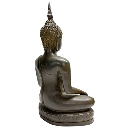 Detail des friedvollen Gesichts mit typischen Merkmalen des frühen Rattanakosin-Einflusses.