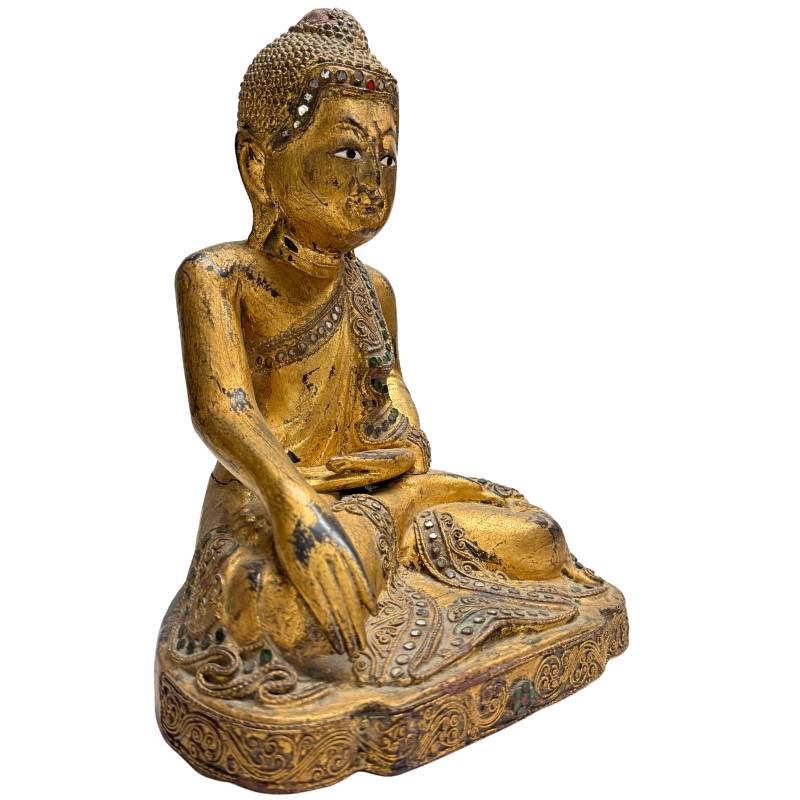 Detailaufnahme der funkelnden Glasmosaik-Einlagen an der Robe des Buddhas