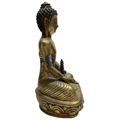 Detailaufnahme der Hand des Medizin-Buddhas mit der heilenden Myrobalan-Pflanze als Symbol für spirituelle Heilung