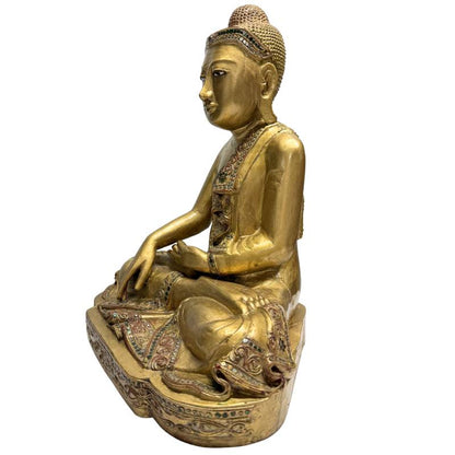 traditionelle buddha figur aus holz im mandalay stil
