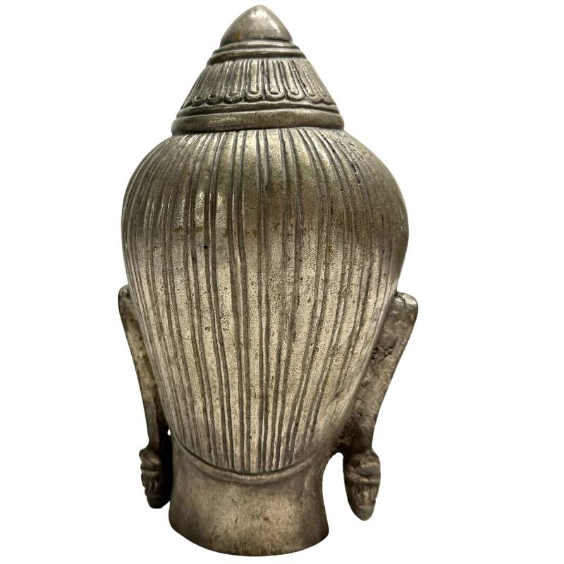 Rückansicht des massiven Buddha-Kopfes mit authentischer dunkler Patina