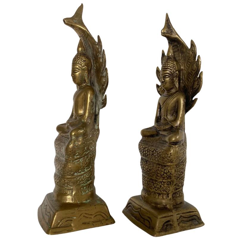 Meditierender Buddha auf einem Naga-Thron aus Messing, thailändische Handwerkskunst.
