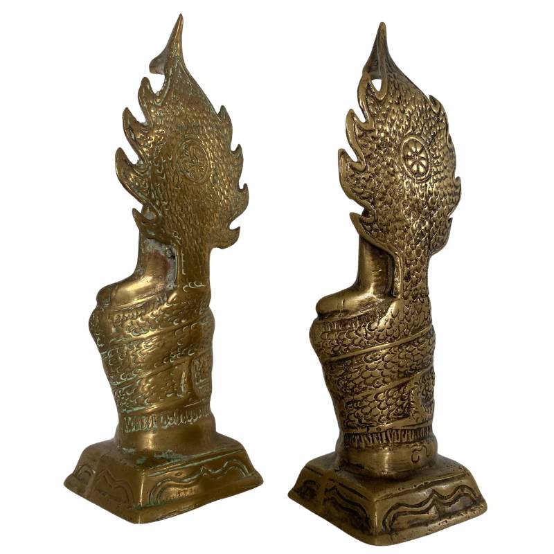 Buddha-Statue aus Messing auf einer mehrköpfigen Naga-Schlange, asiatische Handwerkskunst.