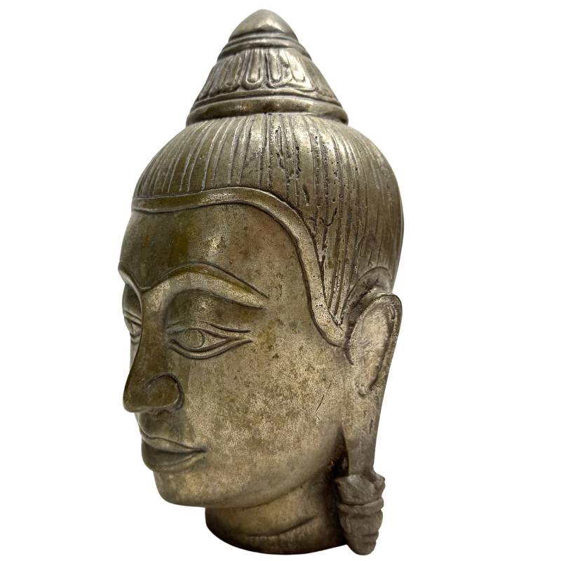 Nahaufnahme des in die Länge gezogenen Ohrläppchens als Symbol spiritueller Weisheit am Bronze-Buddha-Kopf