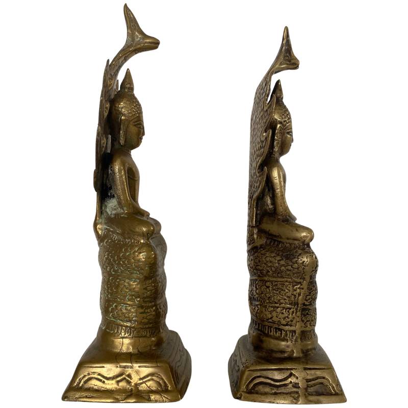 Buddha-Statue auf einem Naga-Schlangenthron aus Messing, Herkunft Südostasien.