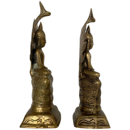 Buddha-Statue auf einem Naga-Schlangenthron aus Messing, Herkunft Südostasien.