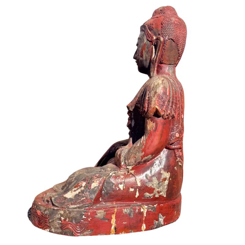 Buddha Skulptur aus traditioneller burmesischer Kunst
