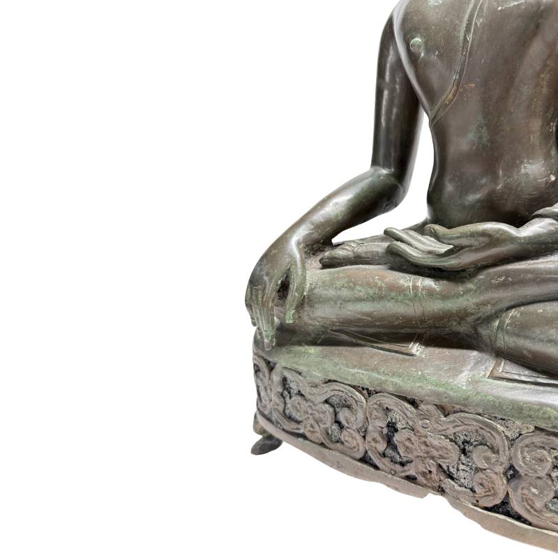 Detailansicht der getriebenen Ornamentik am Sockel, typisch für die thailändische Handwerkskunst der Rattanakosin-Ära.