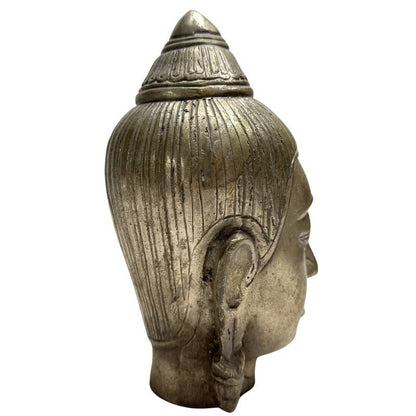 Detailaufnahme der feinen Haarlocken und der Ushnisha des Buddha-Kopfes