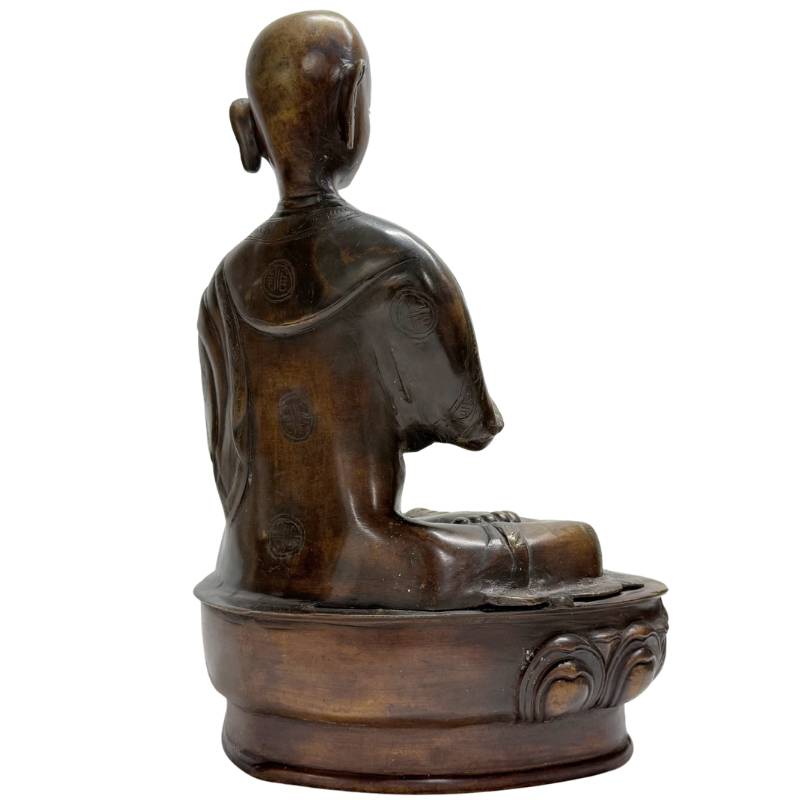 Buddhistische Lama-Statue aus Bronze mit natürlicher dunkler Patina, spiritueller Meister auf Lotusthron, 38 cm, 19. Jahrhundert