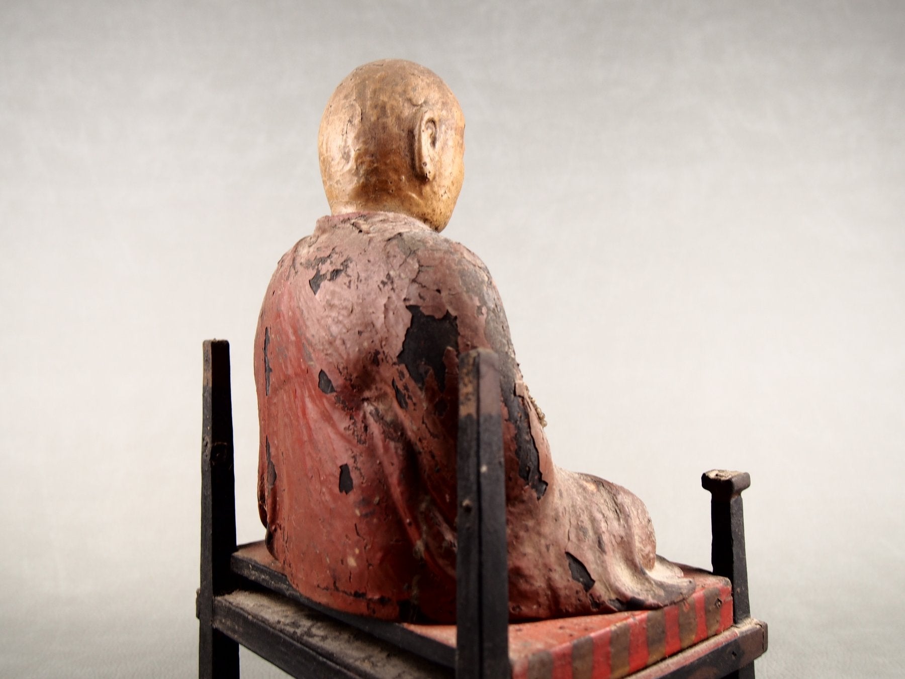 Buddhistische Figur in einem japanischen Schrein
