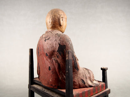 Buddhistische Figur in einem japanischen Schrein
