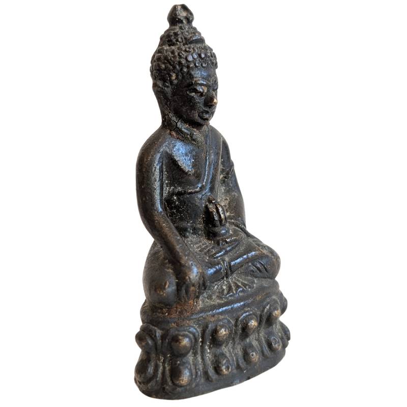 Altes buddhistisches Reisebildnis aus Bronze mit Kalasha-Gefäß, Darstellung eines Bodhisattvas mit Resten von Vergoldung und antiker Patina, Lot 148.
