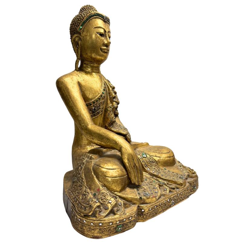 Detailaufnahme der Blattgold-Vergoldung und Glasmosaike an einem antiken burmesischen Buddha.