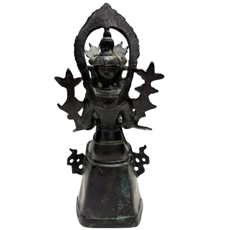 Chinesisches Bodhisattva-Bronze-Bildnis (Maitreya) mit seitlichen Lotus-Attributen, Lot 445 bei 1stbuddha, Sino-Tibetisch ca. 1880–1920, 29 cm Höhe, feuervergoldete Bronze mit antiker Patina und ritueller Abnutzung.