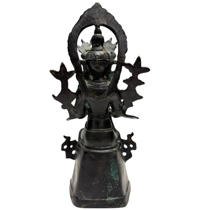 Chinesisches Bodhisattva-Bronze-Bildnis (Maitreya) mit seitlichen Lotus-Attributen, Lot 445 bei 1stbuddha, Sino-Tibetisch ca. 1880–1920, 29 cm Höhe, feuervergoldete Bronze mit antiker Patina und ritueller Abnutzung.