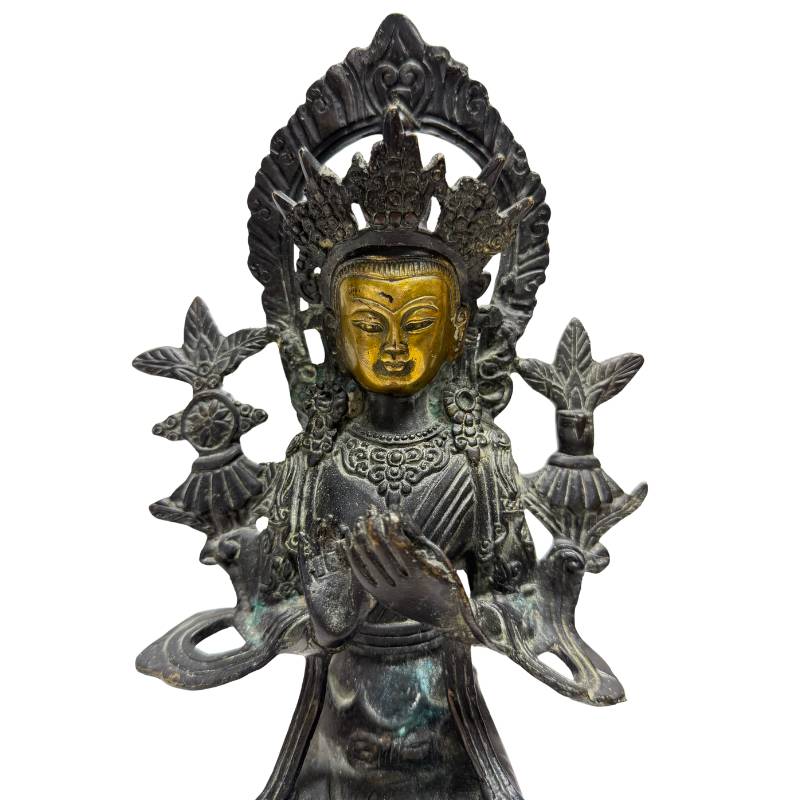 Nahaufnahme der gelaagten Patina eines chinesischen Bodhisattva-Bronzebildnisses, Lot 445 bei 1stbuddha, Sino-Tibetisch ca. 1880–1920, 29 cm Höhe, sichtbare Reste von Feuervergoldung und natürliche Oxidationsspuren durch rituellen Gebrauch.