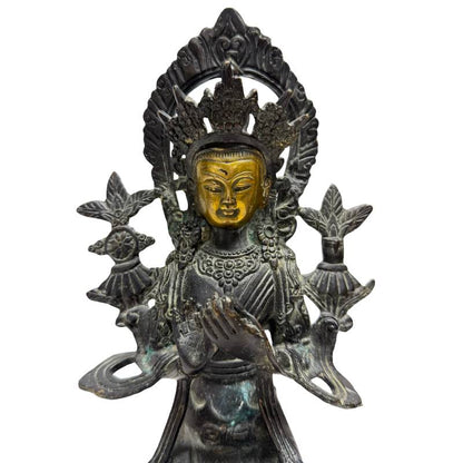 Nahaufnahme der gelaagten Patina eines chinesischen Bodhisattva-Bronzebildnisses, Lot 445 bei 1stbuddha, Sino-Tibetisch ca. 1880–1920, 29 cm Höhe, sichtbare Reste von Feuervergoldung und natürliche Oxidationsspuren durch rituellen Gebrauch.