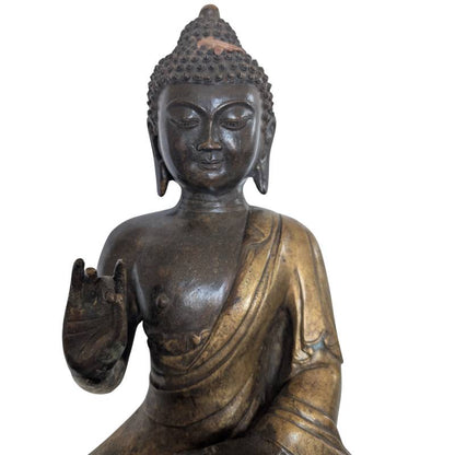 Chinesische Buddha-Statue aus Bronze mit traditionell geschlossener Unterseite