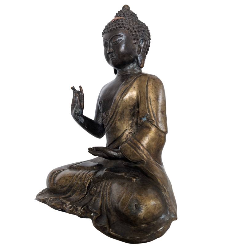 Detailansicht eines chinesischen Bronze-Buddha-Gesichts mit sanftem Ausdruck im Qing-Stil