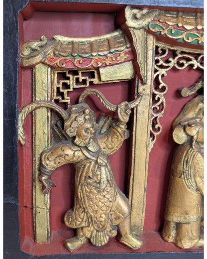 Chinesisches Holzrelief mit Vergoldung und Polychromie
