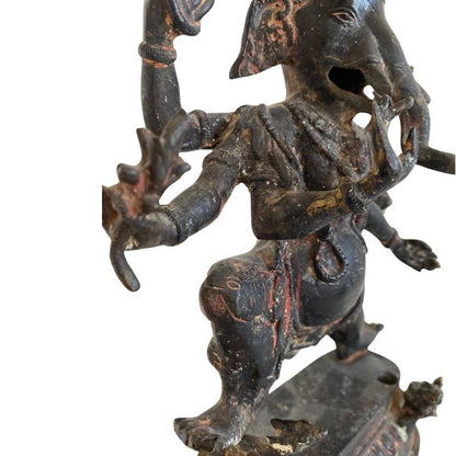 Vorderansicht eines antiken tanzenden Ganesha (Nrittha Ganapati) aus Bronze, vollständige Ansicht (volledig zicht), Lot 163 bei 1stbuddha, sechsarmige Darstellung, Südostasien 18. Jahrhundert, 30 cm hoch, mit sichtbaren Feuervergoldungsresten und dynamischer Pose.