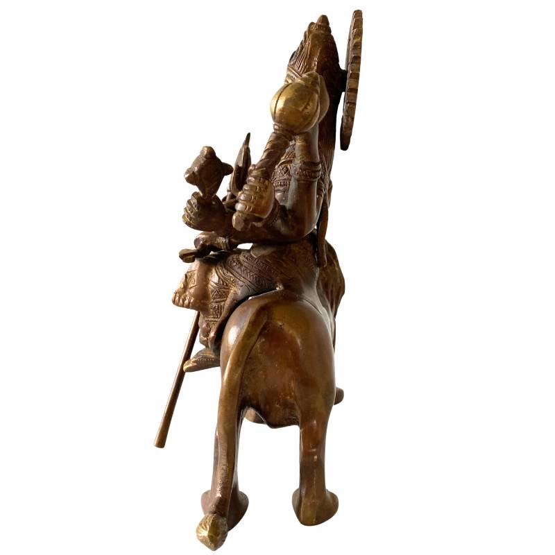 Detail der handgefertigten Krone und des Schmucks einer antiken Durga-Statue aus Bronze.