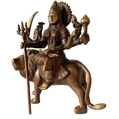 Detailansicht der verzierten Krone und des Schmucks einer Durga-Statue aus Bronze.