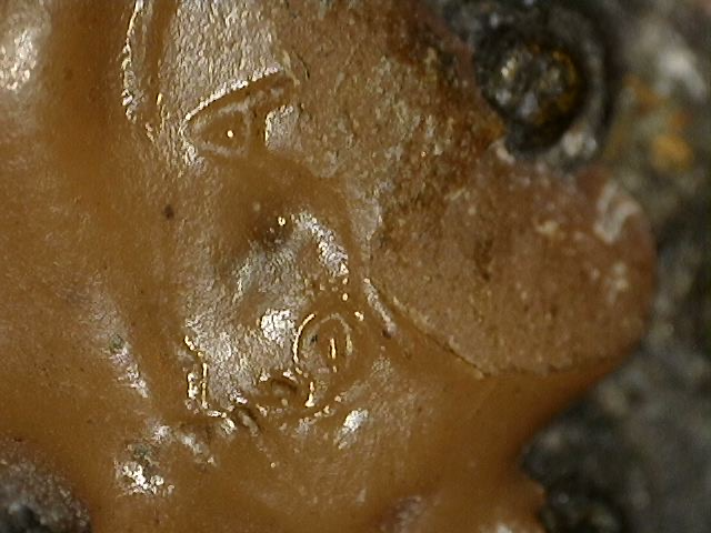 Detailansicht eines lacksiegelähnlichen Musters auf einer chinesischen Bronze-Buddha-Statue