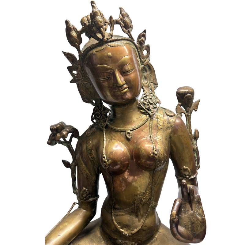 Detail der rückseitigen Lotusstruktur der Basis einer monumentalen Tara-Bronze, strukturierte Gestaltung ohne nachträgliche Eingriffe, Lot 408 bei 1stbuddha, 19. Jahrhundert, schwere Bronze mit tiefer Patina und Oxidationsspuren.