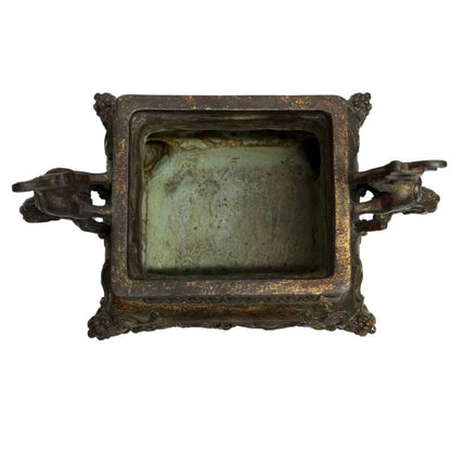 Ansicht der drei Einzelteile: Drachen-Sockel, Messing-Gefäß und Deckel.
