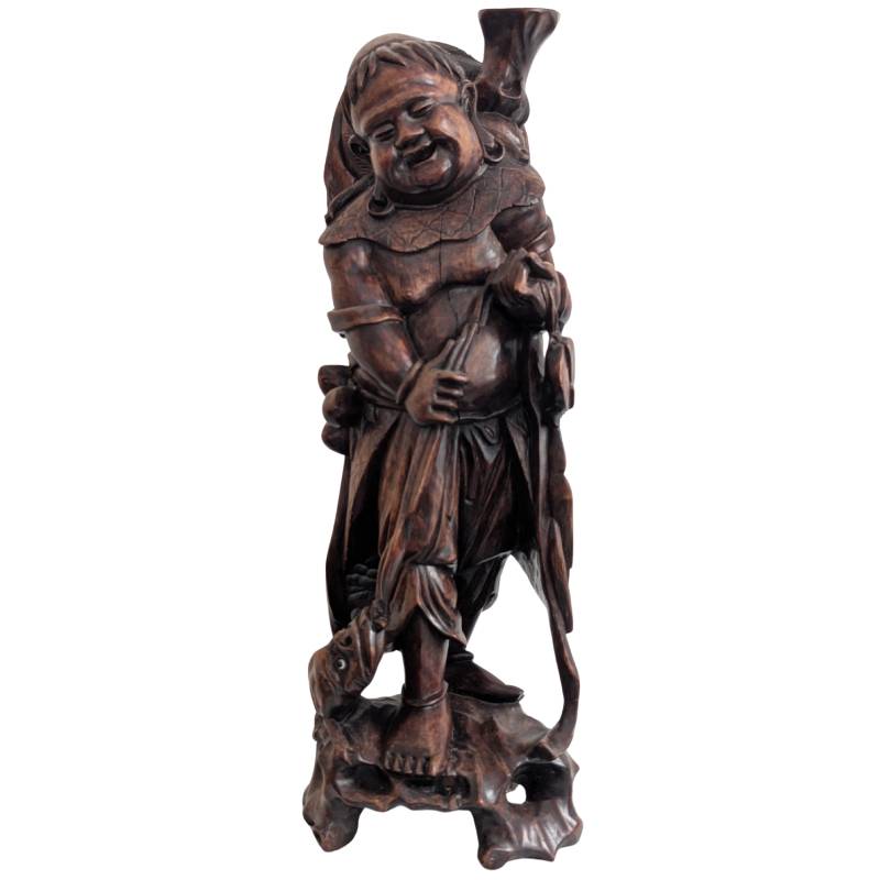 handgeschnitzte figur gluecksgott mit ruhiger ausstrahlung