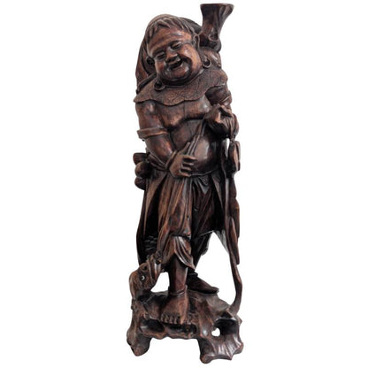 handgeschnitzte figur gluecksgott mit ruhiger ausstrahlung