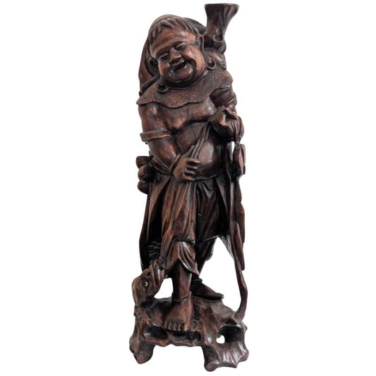 handgeschnitzte figur gluecksgott mit ruhiger ausstrahlung