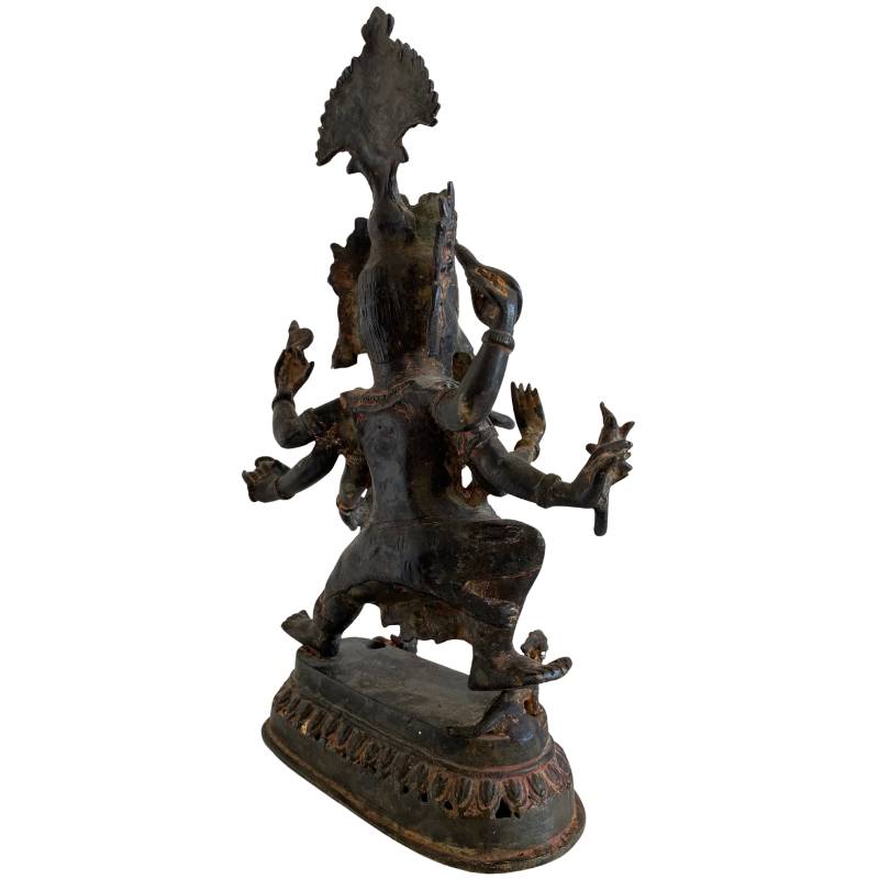 Detailansicht eines antiken sechsarmigen Ganesha aus Bronze, Lot 163 bei 1stbuddha, Fokus auf die rituellen Attribute und die mikroskopisch sichtbaren Feuervergoldungsreste, Südostasien 18. Jahrhundert, kunstvolle Ziselierung und komplexe Mineralpatina.