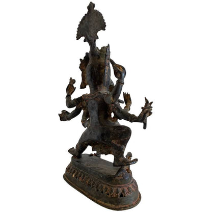 Detailansicht eines antiken sechsarmigen Ganesha aus Bronze, Lot 163 bei 1stbuddha, Fokus auf die rituellen Attribute und die mikroskopisch sichtbaren Feuervergoldungsreste, Südostasien 18. Jahrhundert, kunstvolle Ziselierung und komplexe Mineralpatina.