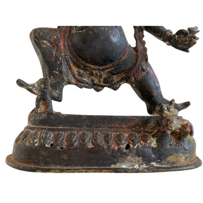 Detailansicht eines antiken Ganesha aus Bronze, Fokus auf das Olifantenhoofd (Elefantenkopf) und die Kirita Mukuta Krone, Lot 163 bei 1stbuddha, 18. Jahrhundert, sichtbare Reste von Feuervergoldung, natürliche Slijtage am Rüssel und komplexe Mineralpatina.