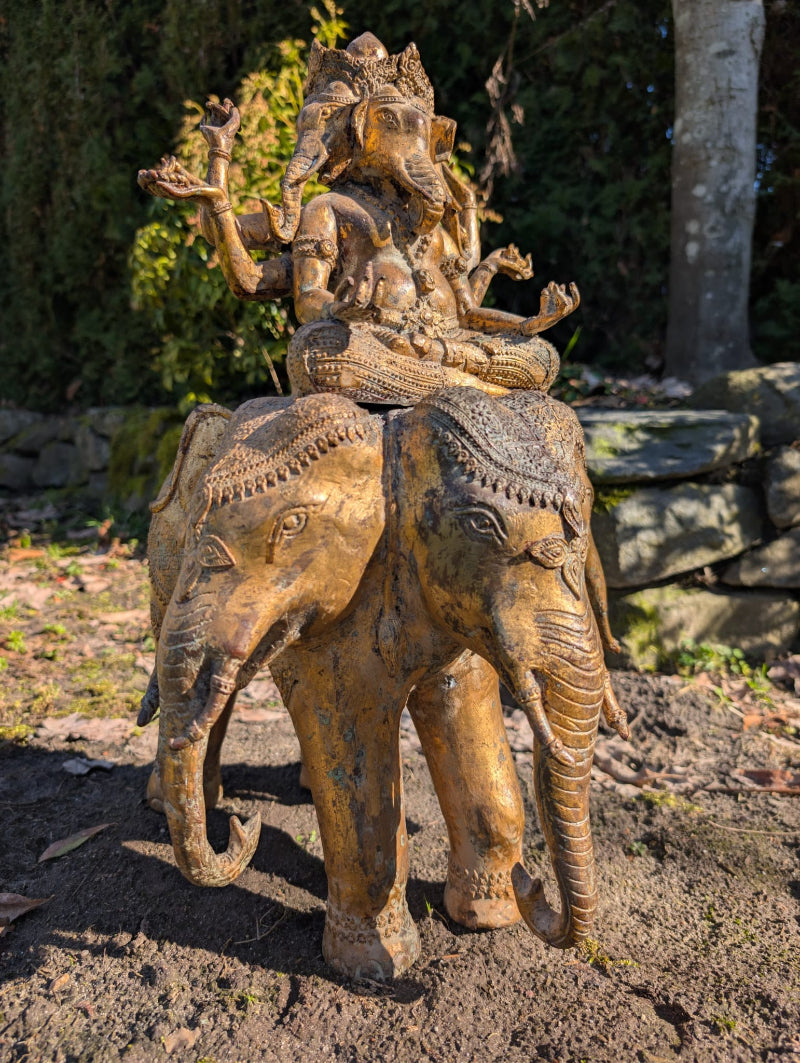 Trimukha Ganesha Statue aus Bronze aus Nepal auf Airavata mit drei Gesichtern und Feuervergoldung