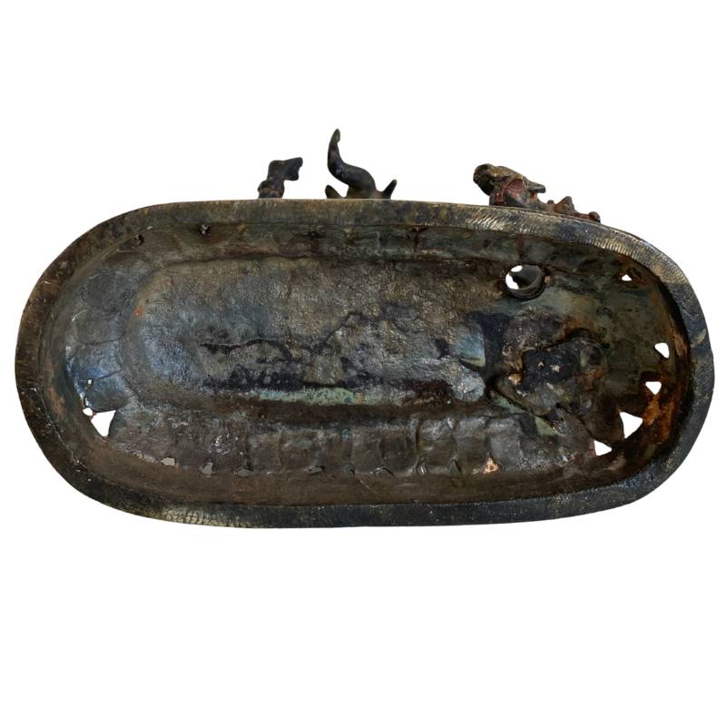 Detailaufnahme der rituele slijtage (Abnutzung) an einem antiken Ganesha aus Bronze, Lot 163 bei 1stbuddha, 18. Jahrhundert, sichtbare Feuervergoldungsreste in den Vertiefungen und glatt polierte Oberflächen durch jahrhundertelange rituelle Berührungen.