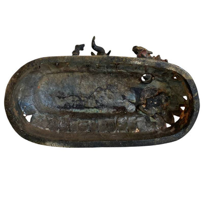 Detailaufnahme der rituele slijtage (Abnutzung) an einem antiken Ganesha aus Bronze, Lot 163 bei 1stbuddha, 18. Jahrhundert, sichtbare Feuervergoldungsreste in den Vertiefungen und glatt polierte Oberflächen durch jahrhundertelange rituelle Berührungen.