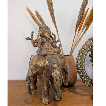 Ganesha Statue aus Bronze aus Nepal auf Airavata mit Vergoldung und Patina