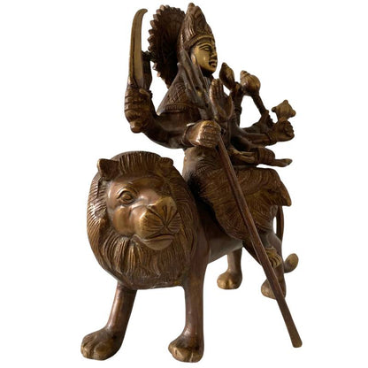 Detailaufnahme des Gesichts der Hindu-Göttin Durga aus Bronze.