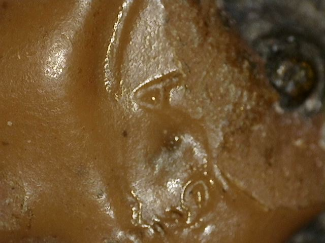 Detailansicht einer gestempelten Lackmarkierung am Buddha-Kopf