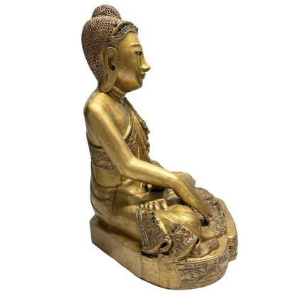 Detailaufnahme der farbigen Glasstein-Inlays am Gewand des burmesischen Buddhas.