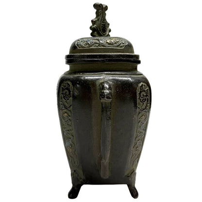 Detail der authentischen Feuervergoldung und Patina der japanischen Meiji-Antiquität