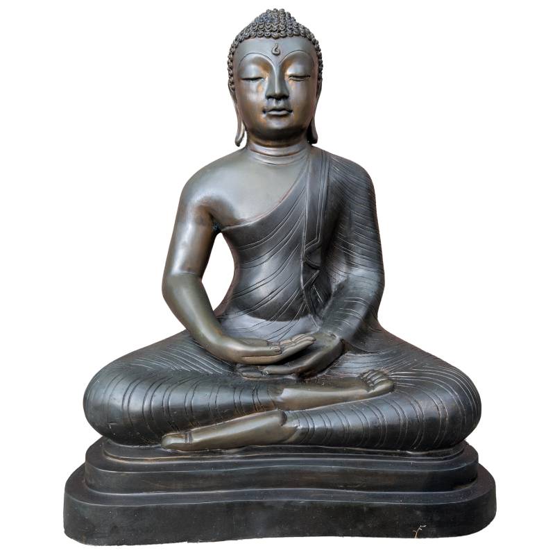 sitzende meditationsfigur mit ruhiger praesenz